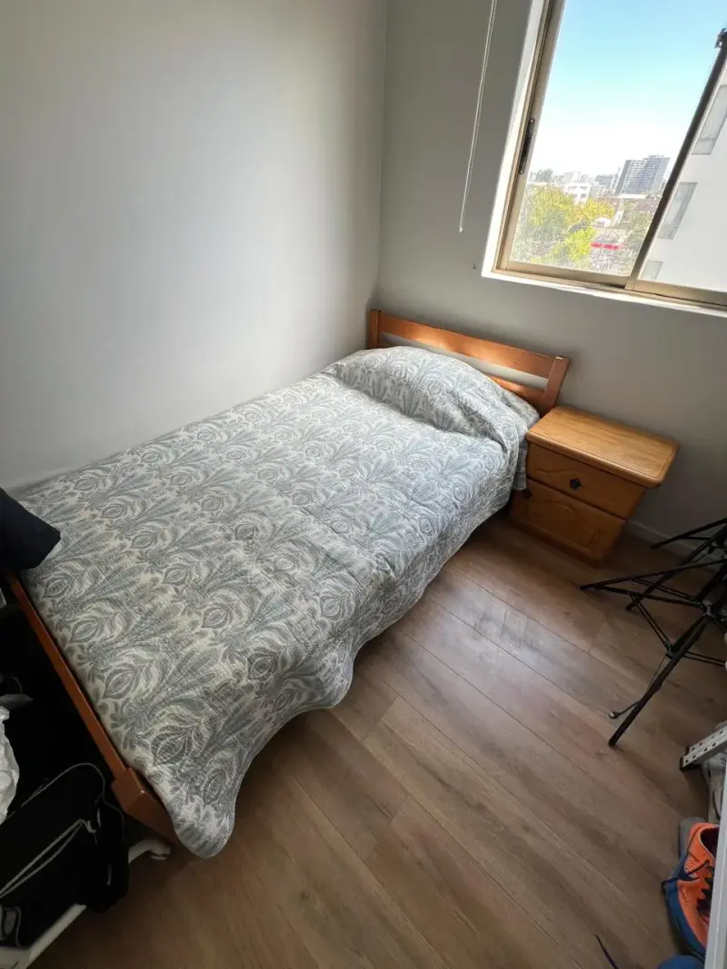 Cama plaza y media con velador