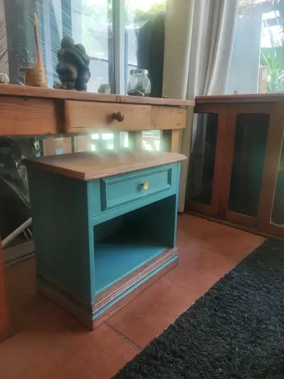 Velador de madera con cajón - miniatura 1