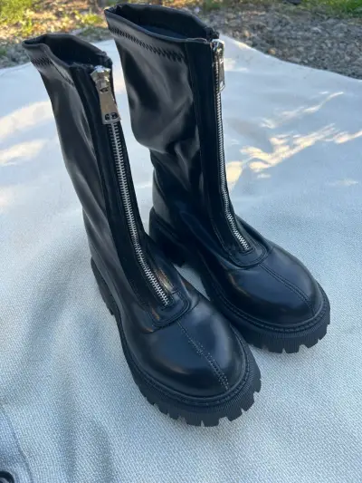 Botas negras con cierre delantero - miniatura 1