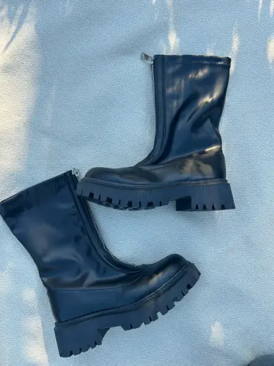 Botas negras con cierre delantero - miniatura 3