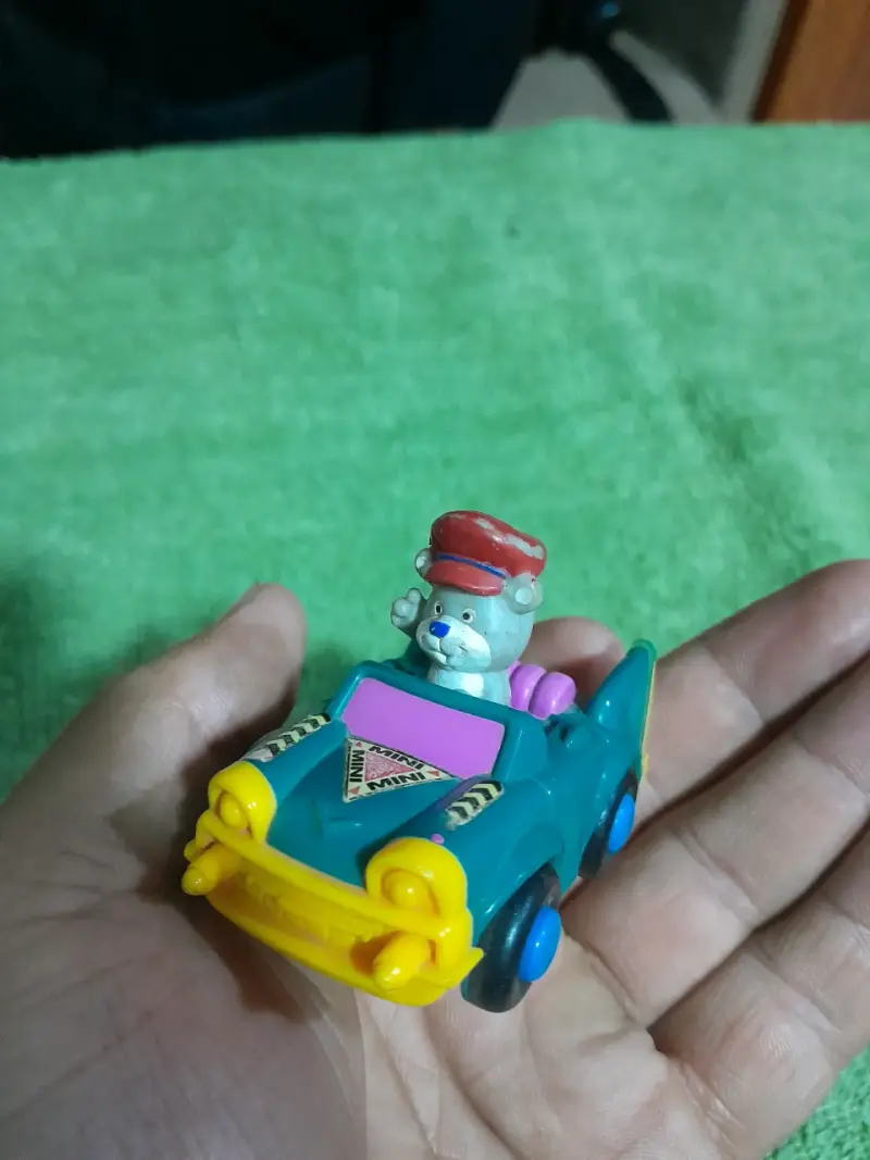 Juguete auto con figura - 2