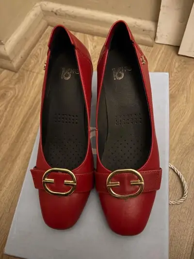 Zapatos rojos con hebilla dorada - miniatura 1
