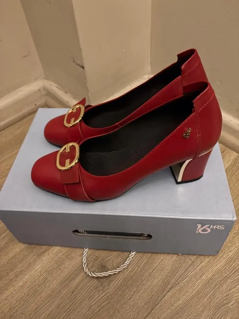 Zapatos rojos con hebilla dorada - 2