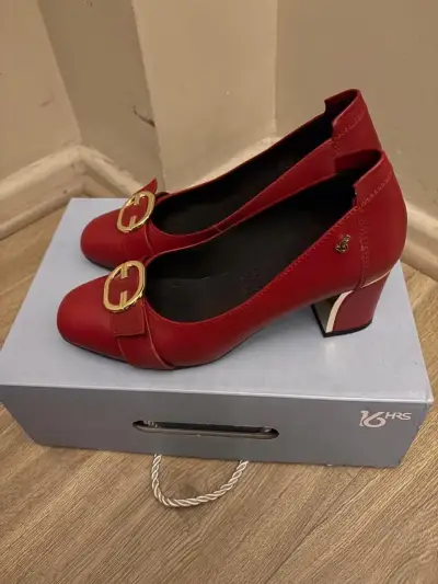 Zapatos rojos con hebilla dorada - miniatura 2