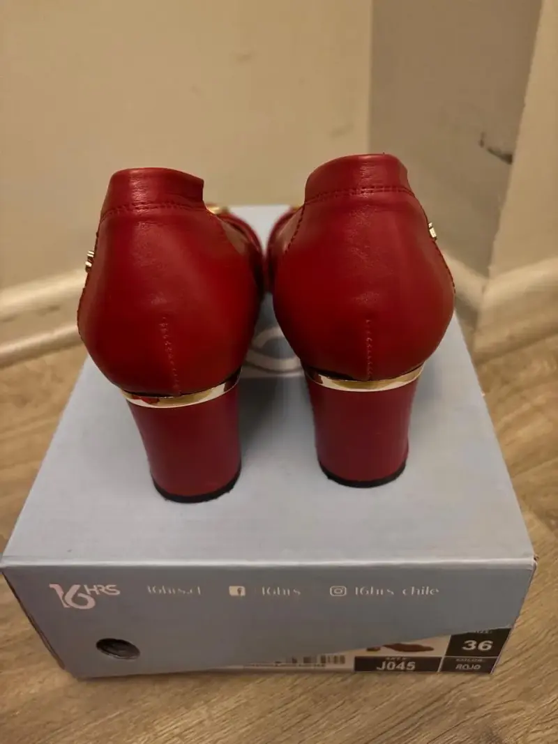 Zapatos rojos con hebilla dorada - 3