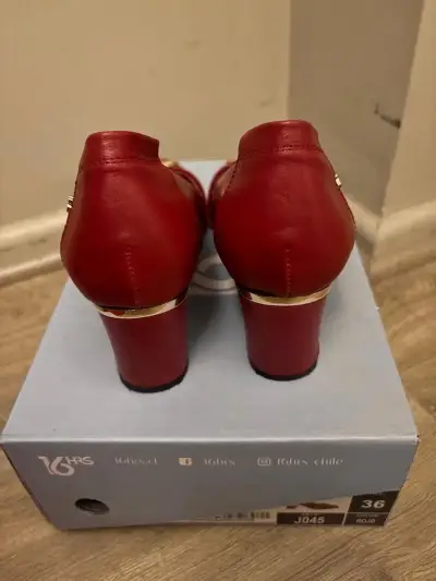 Zapatos rojos con hebilla dorada - miniatura 3