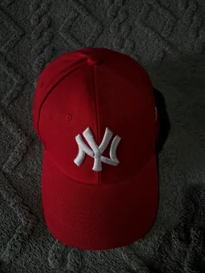 Gorra roja con logo bordado - miniatura 1