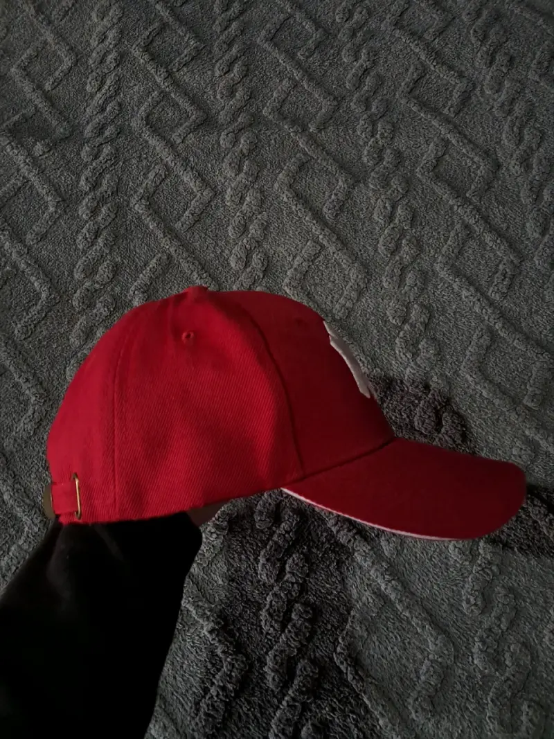 Gorra roja con logo bordado - 2