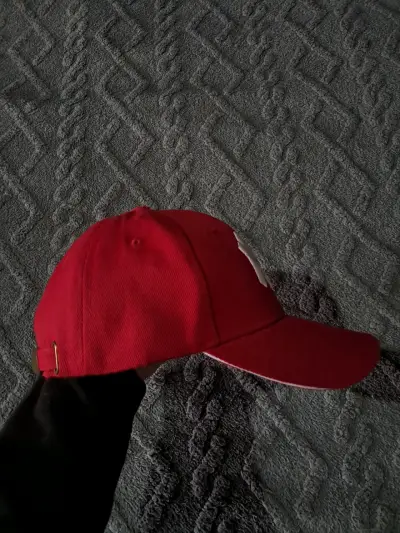 Gorra roja con logo bordado - miniatura 2