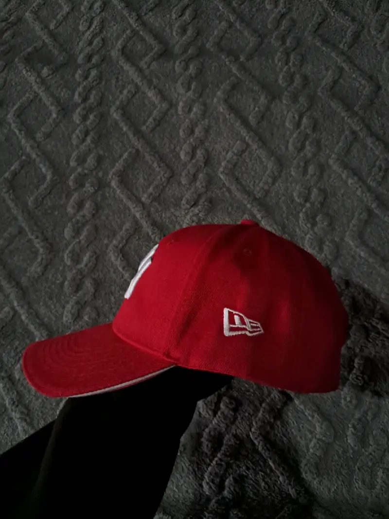 Gorra roja con logo bordado - 3