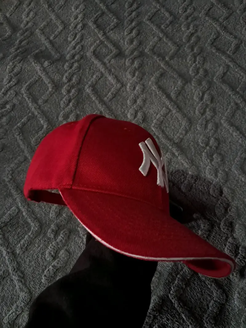 Gorra roja con logo bordado - 4