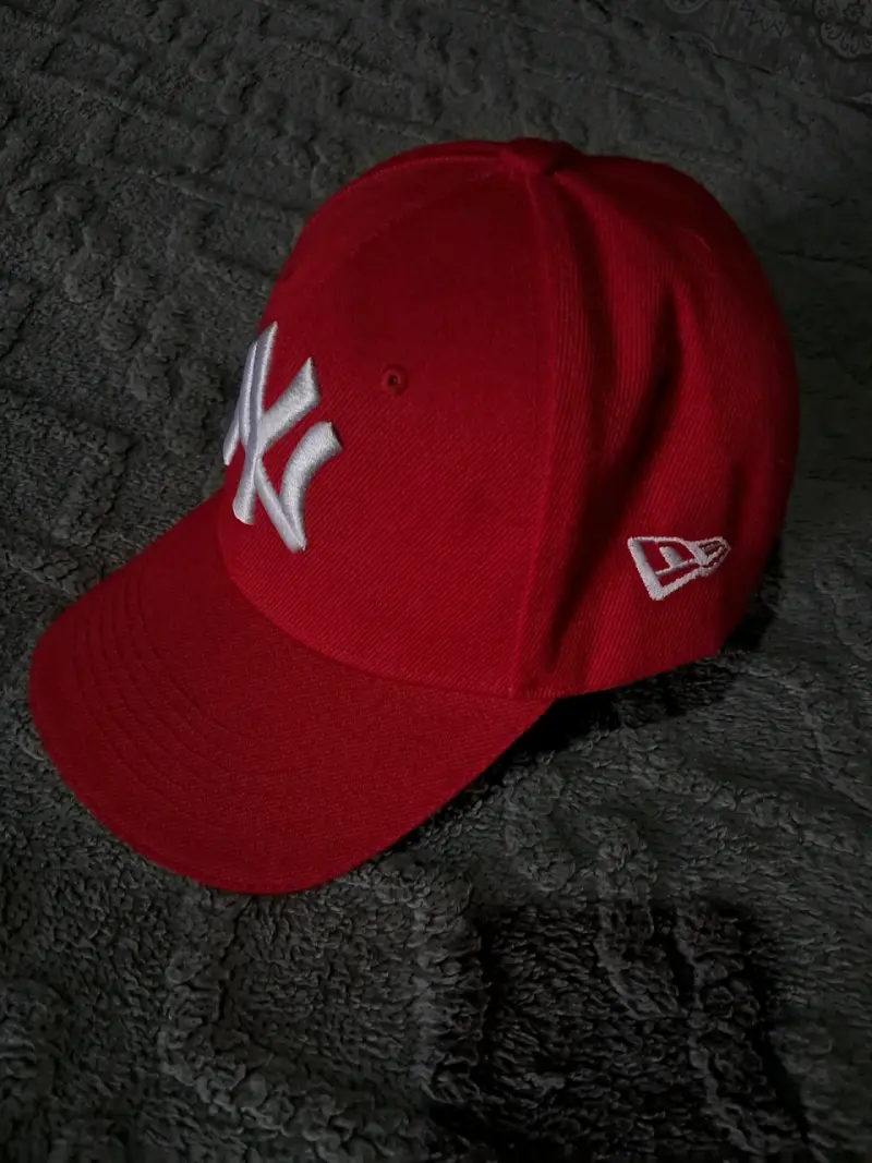 Gorra roja con logo bordado - 5