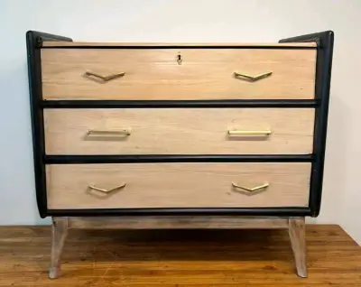 Cómoda de madera vintage - miniatura 1