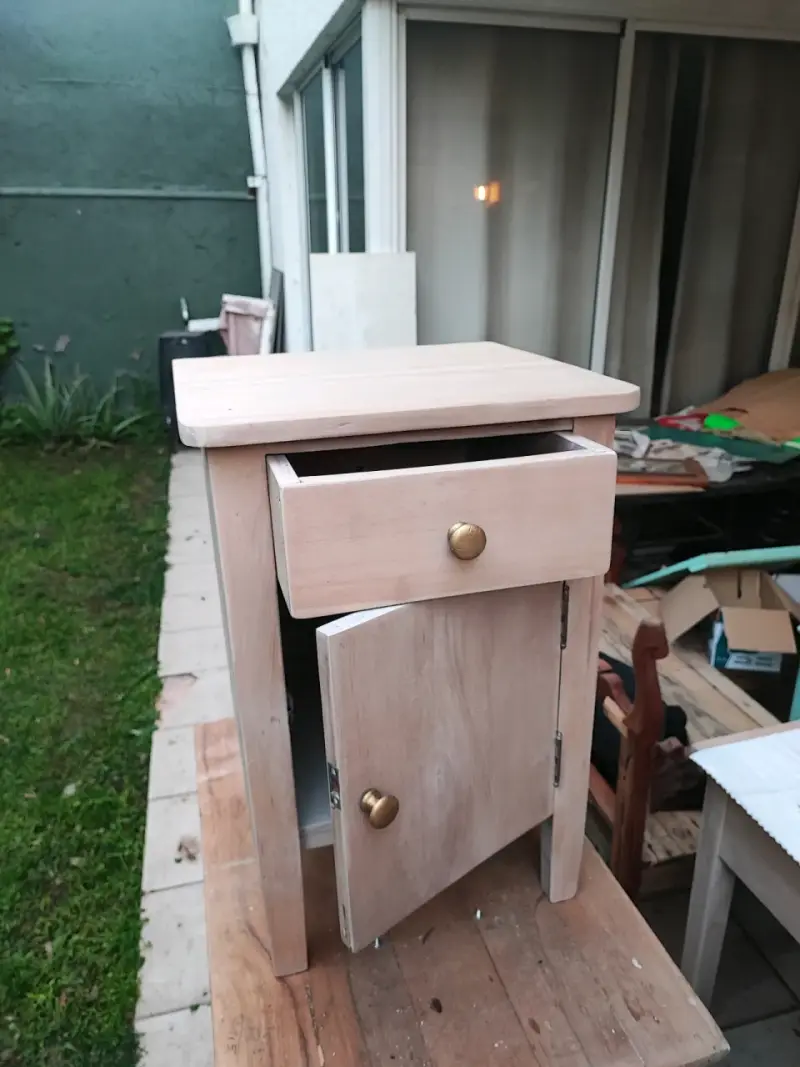 Velador de madera maciza con cajón y puerta - 1