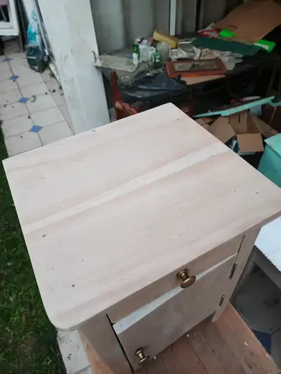 Velador de madera maciza con cajón y puerta - miniatura 3