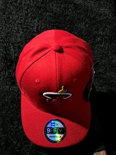 Gorra roja ajustable con logo - miniatura 1