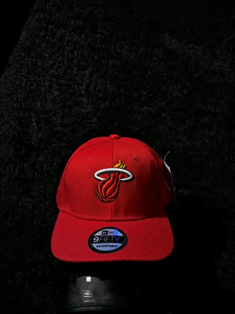 Gorra roja ajustable con logo - 2