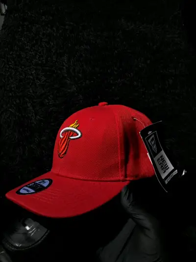 Gorra roja ajustable con logo - miniatura 3