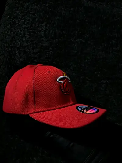 Gorra roja ajustable con logo - miniatura 4