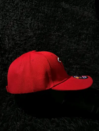 Gorra roja ajustable con logo - miniatura 5