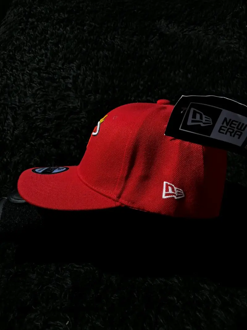 Gorra roja ajustable con logo - 6