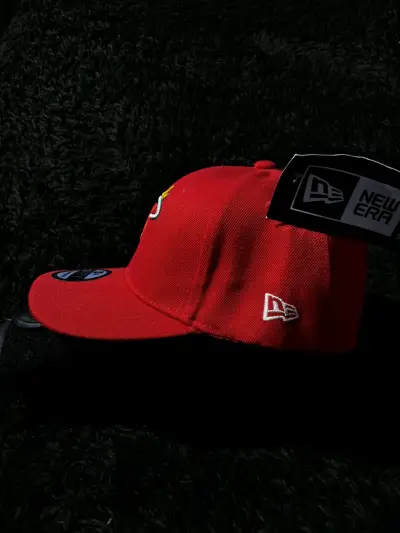 Gorra roja ajustable con logo - miniatura 6