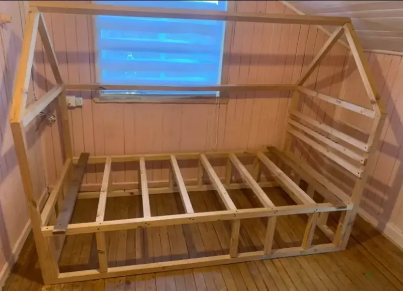 Cama infantil de madera estilo casita