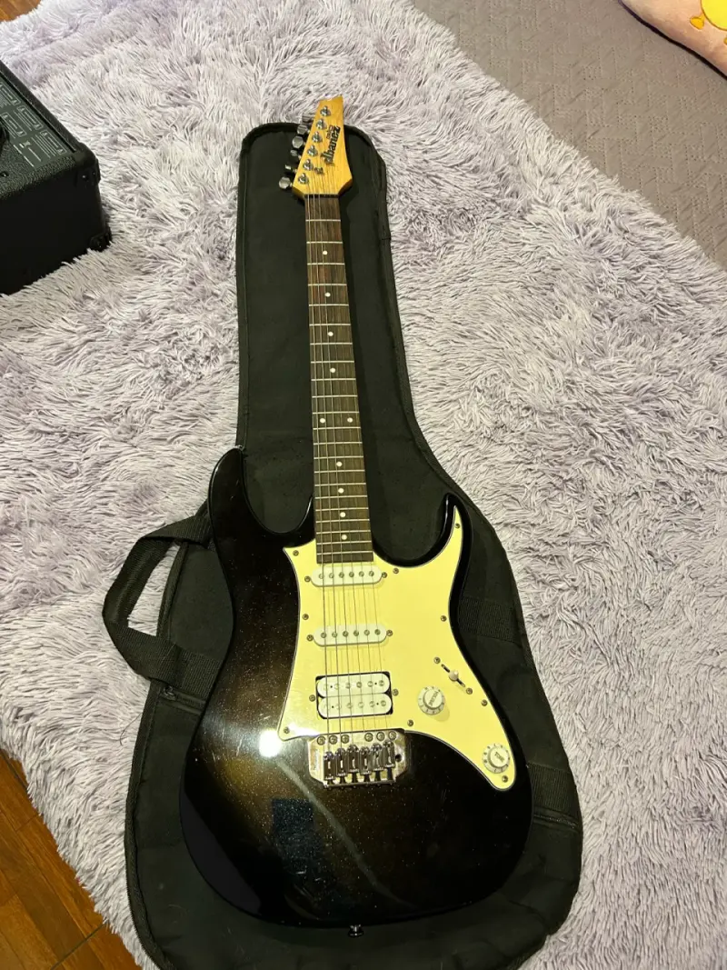 Guitarra eléctrica Ibanez - 1