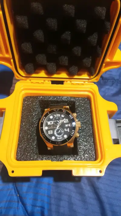 Reloj dorado en estuche mar a invicta - miniatura 1