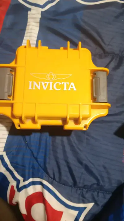 Reloj dorado en estuche mar a invicta - miniatura 2