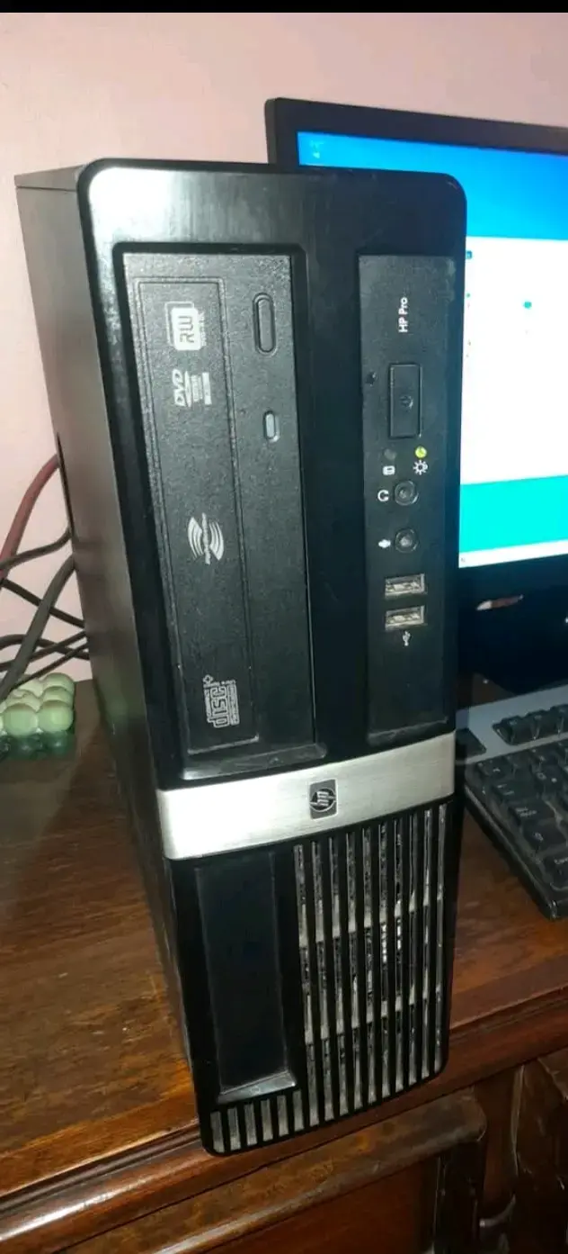 Torre de PC negra - 2