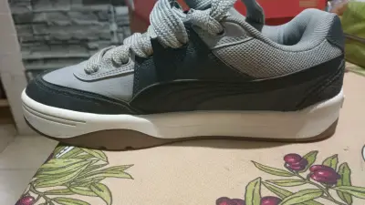 Zapatilla deportiva gris y negra - miniatura 1