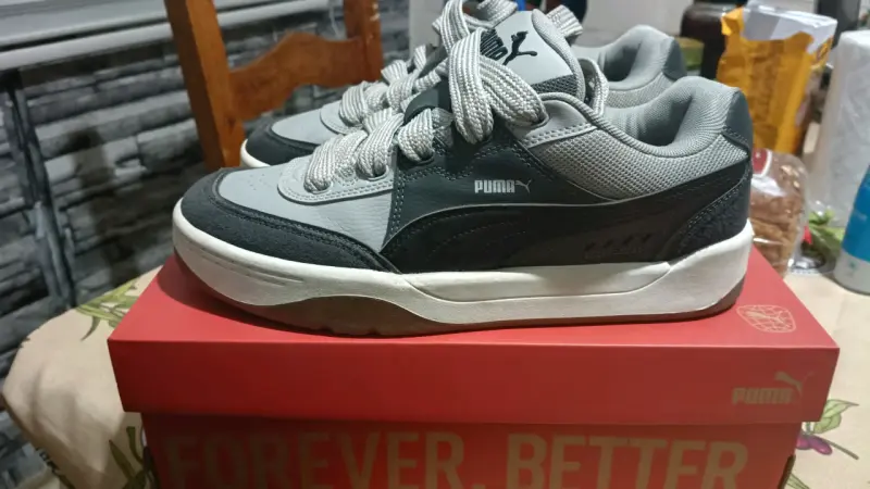 Zapatilla deportiva gris y negra - 2
