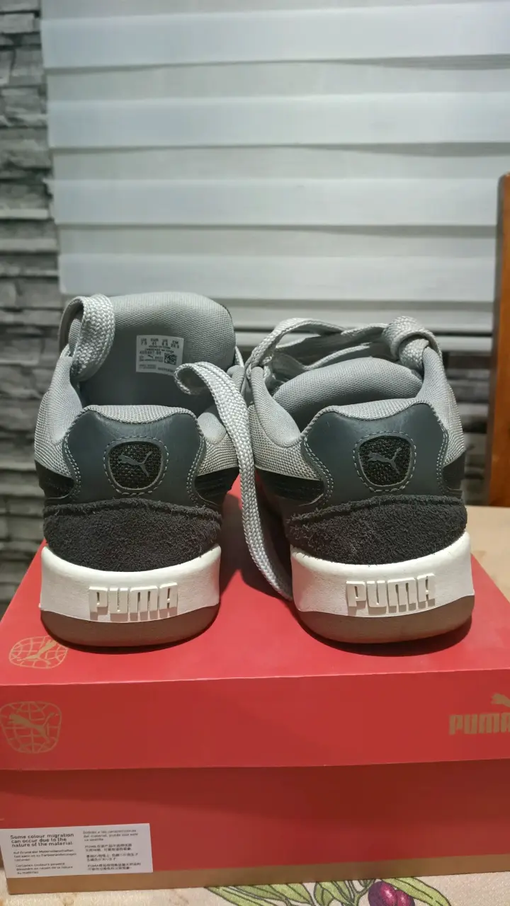 Zapatilla deportiva gris y negra - 3