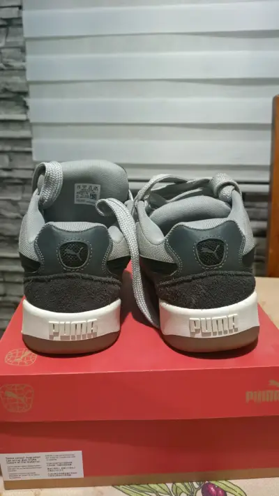 Zapatilla deportiva gris y negra - miniatura 3
