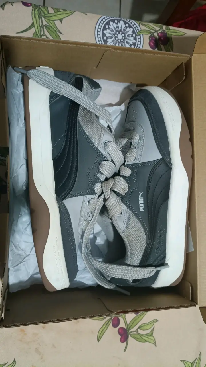 Zapatilla deportiva gris y negra - 6