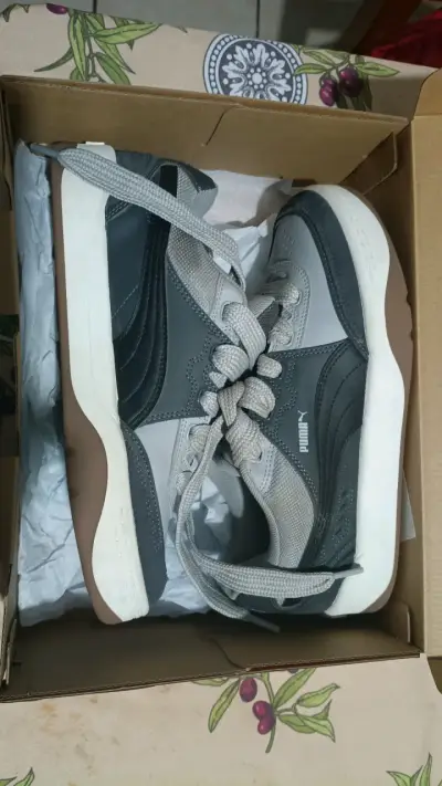 Zapatilla deportiva gris y negra - miniatura 6