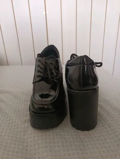 Zapatos negros de charol con plataforma - miniatura 2