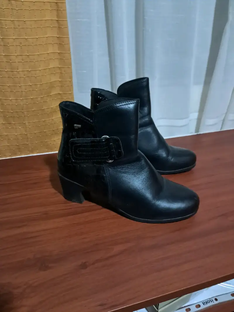 Botines negros de cuero con hebilla