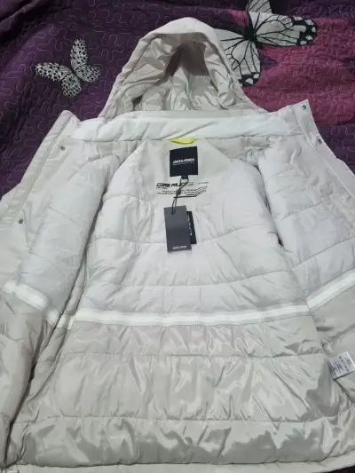 Chaqueta blanca con capucha - miniatura 2