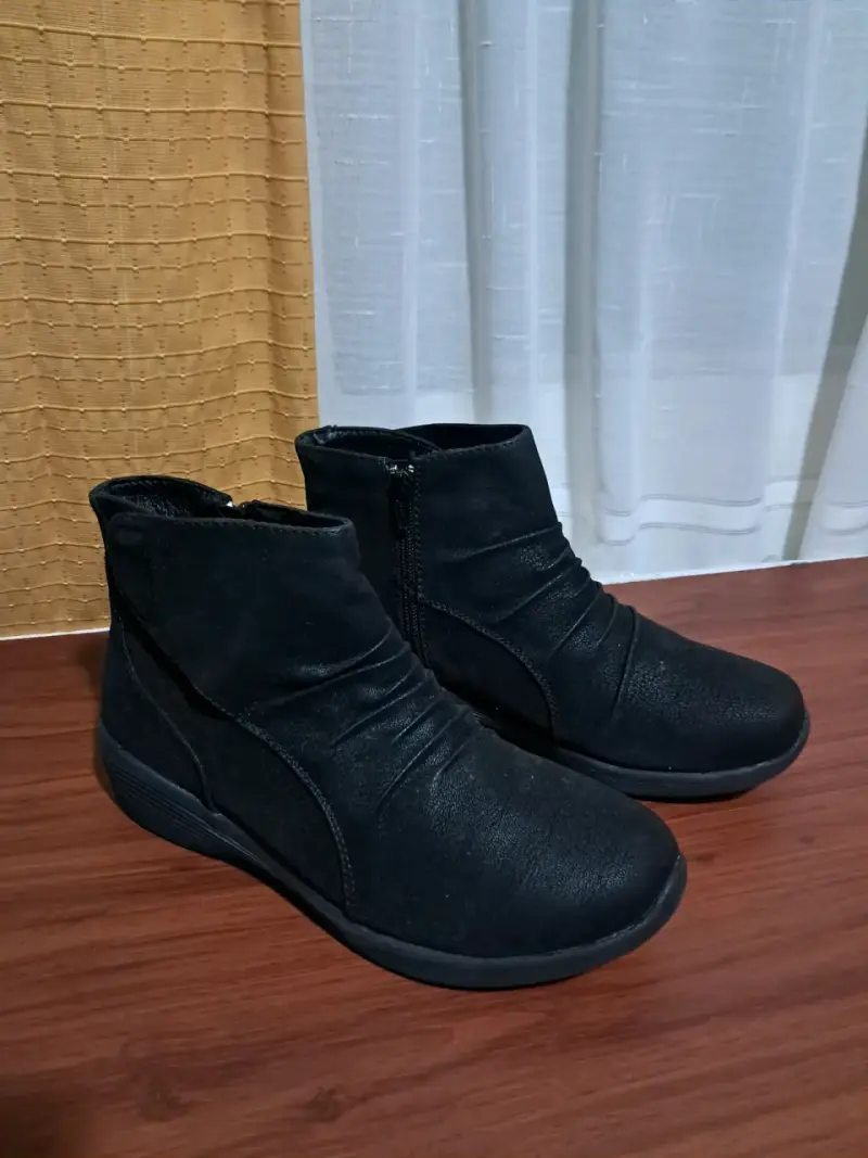 Botines negros de cuero sintético