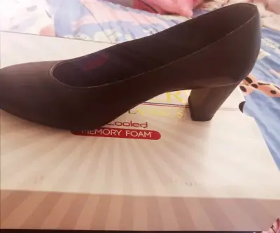 Zapato de tacón negro clásico - miniatura 1