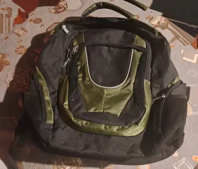 Mochila negra y verde - miniatura 1