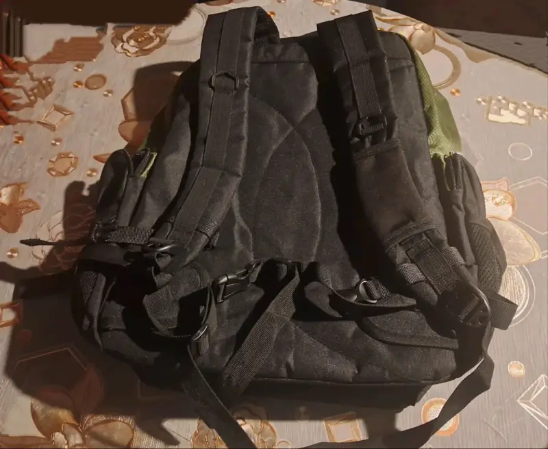 Mochila negra y verde - 4
