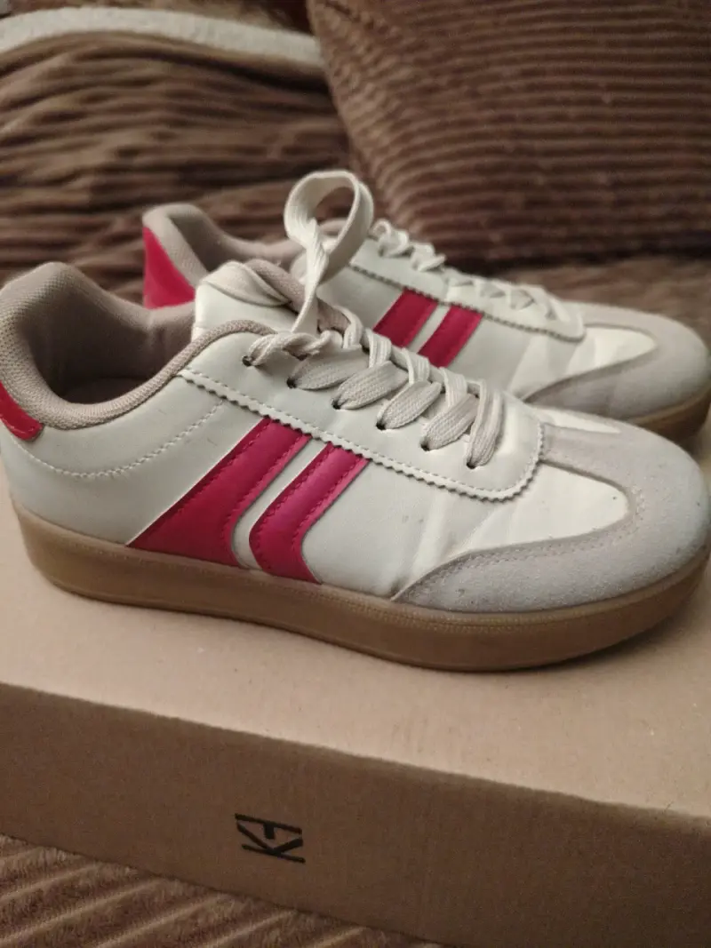 Zapatillas deportivas blancas y rojas