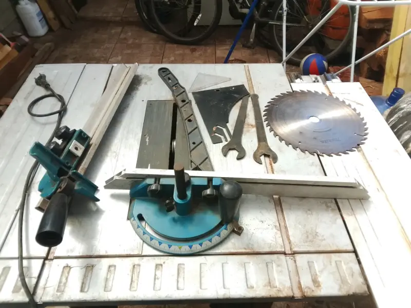 Sierra de mesa Makita MLT100 - 4
