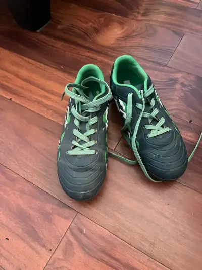Zapatillas deportivas negras y verdes - miniatura 1