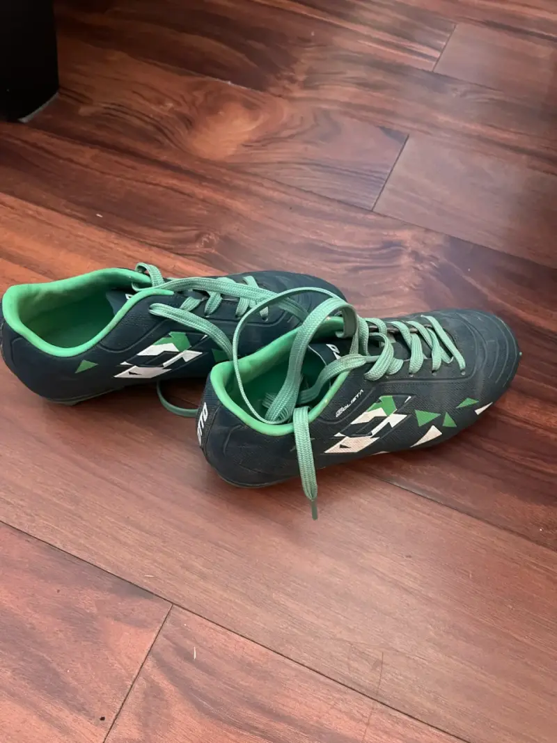 Zapatillas deportivas negras y verdes - 2