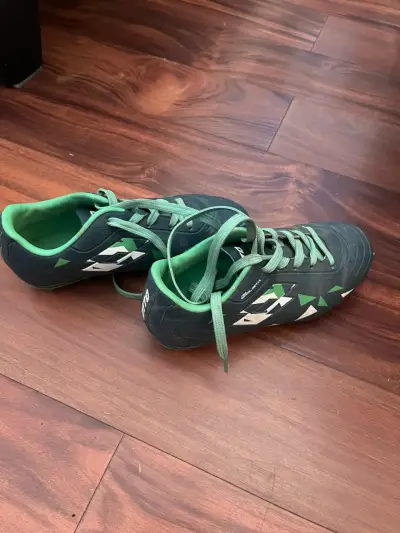 Zapatillas deportivas negras y verdes - miniatura 2