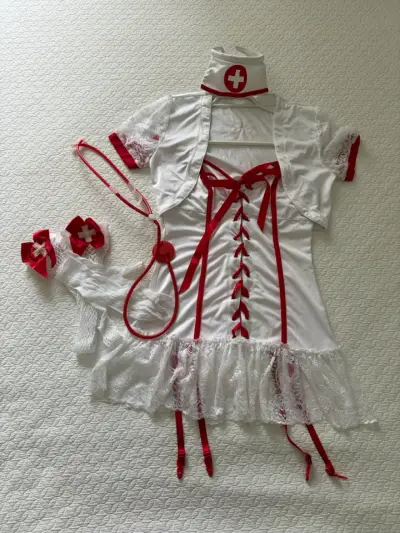 Disfraz enfermera sexy blanco y rojo - miniatura 1